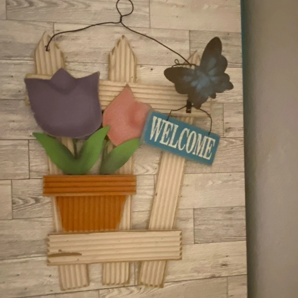 Tulip Wall Plaque multicolor on fence